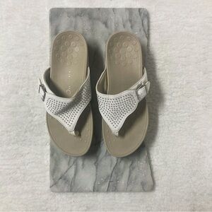 Vionic Platform Thong Sandals Size 7.5 White Silver Studs